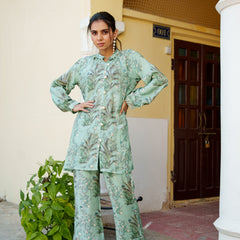 Women Sky Blue Muslin Printed Cord Set with embroidered Shirt & Bottom Set (Set of 5 Pc)