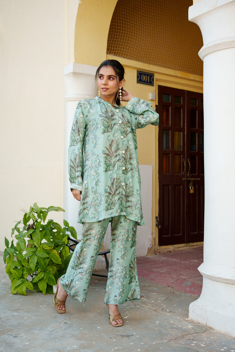 Women Sky Blue Muslin Printed Cord Set with embroidered Shirt & Bottom Set (Set of 5 Pc)