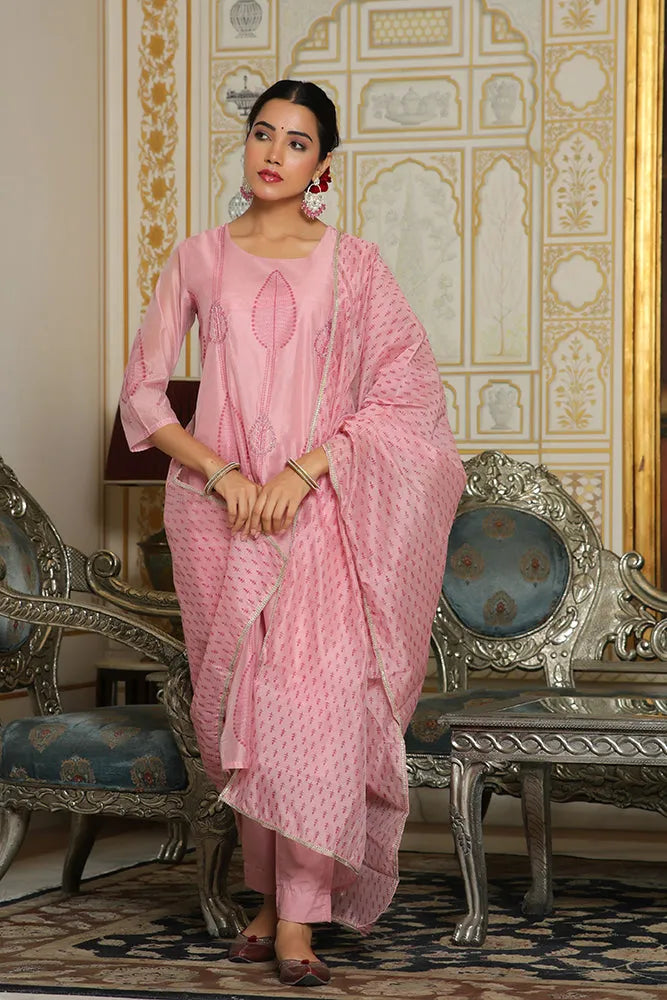 Women Pink Chanderi Block printed Embroidered kurta set with solid pants & dupatta (Set of 5 Pc)