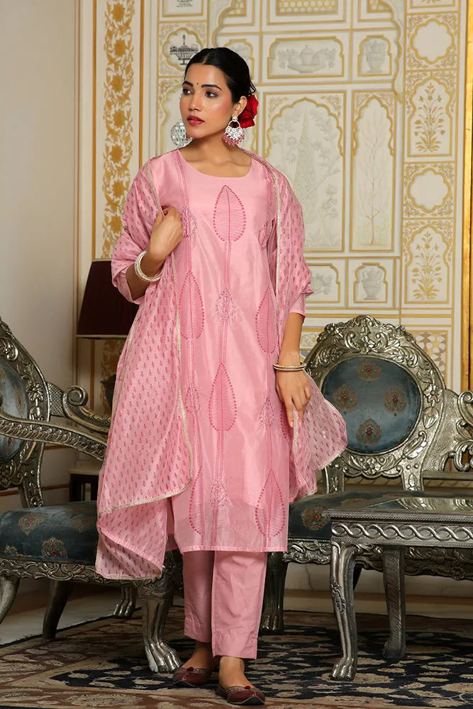 Women Pink Chanderi Block printed Embroidered kurta set with solid pants & dupatta (Set of 5 Pc)
