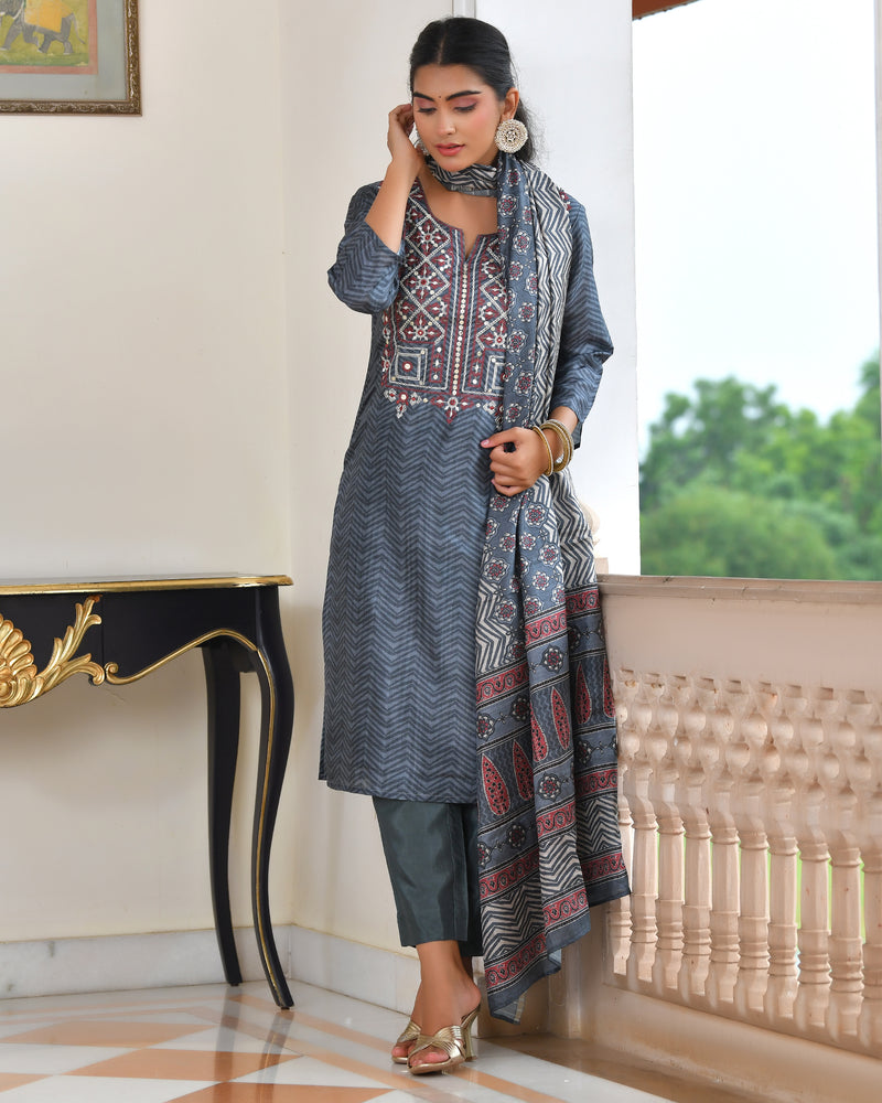 (Vaasva) Women coral  silk embroidered  suit set & printed dupatta (Set of 5pc)