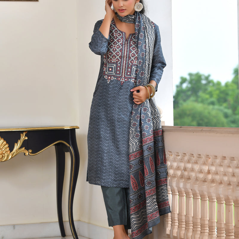 (Vaasva) Women coral  silk embroidered  suit set & printed dupatta (Set of 5pc)