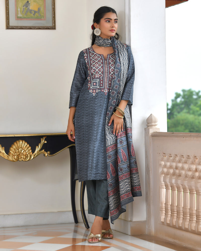 (Vaasva) Women coral  silk embroidered  suit set & printed dupatta (Set of 5pc)