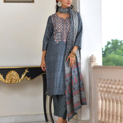 (Vaasva) Women coral  silk embroidered  suit set & printed dupatta (Set of 5pc)