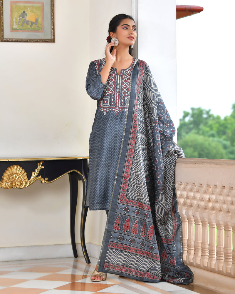 (Vaasva) Women coral  silk embroidered  suit set & printed dupatta (Set of 5pc)