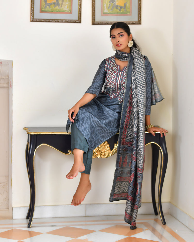 (Vaasva) Women coral  silk embroidered  suit set & printed dupatta (Set of 5pc)