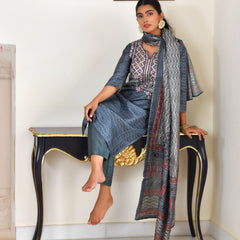 (Vaasva) Women coral  silk embroidered  suit set & printed dupatta (Set of 5pc)