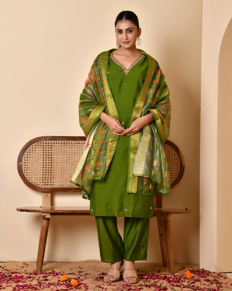 Chanderi Grass Green Solid Embroidered Kurta Pant Set With Printed Dupatta Set (Set of 5 Pc)