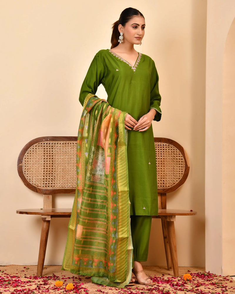 Chanderi Grass Green Solid Embroidered Kurta Pant Set With Printed Dupatta Set (Set of 5 Pc)