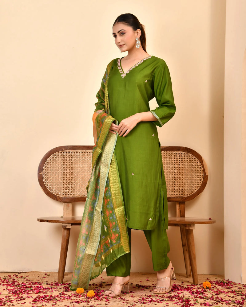 Chanderi Grass Green Solid Embroidered Kurta Pant Set With Printed Dupatta Set (Set of 5 Pc)