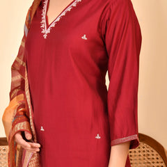 Chanderi V neck Hand Embroidered Maroon Solid  Kurta Pant Set With Printed Dupatta Set (Set of 5 Pc)