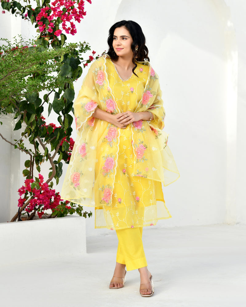 (Vaasva) Women solid embroidered yellow suit set (Set of 5pc)