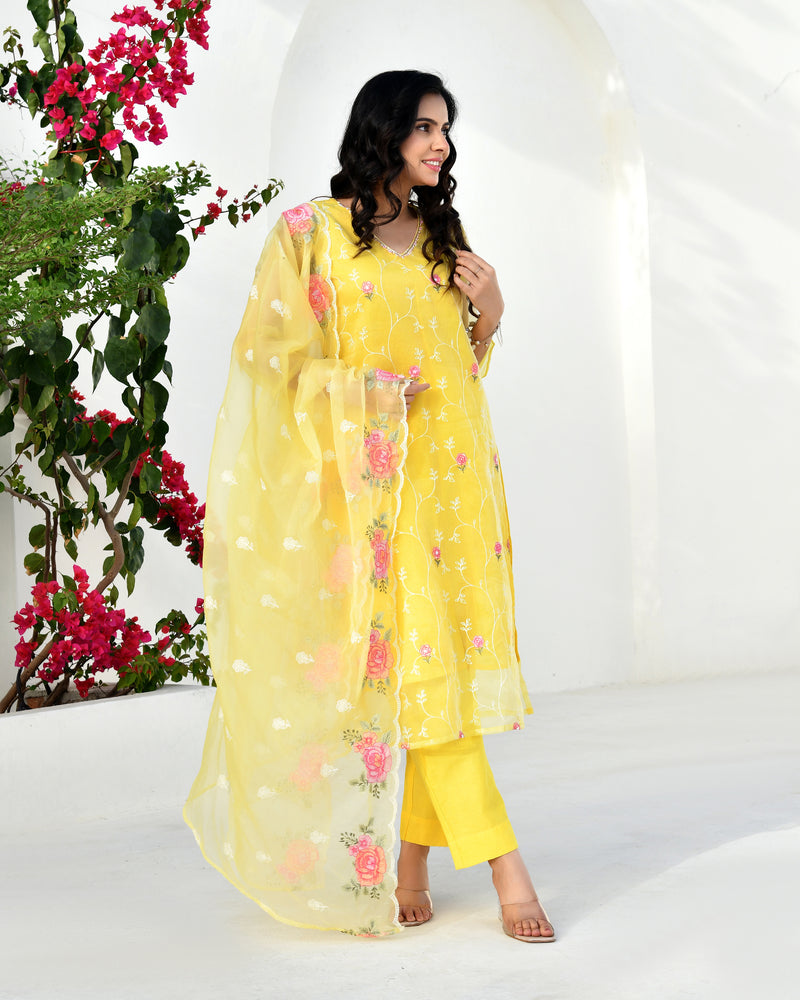 (Vaasva) Women solid embroidered yellow suit set (Set of 5pc)
