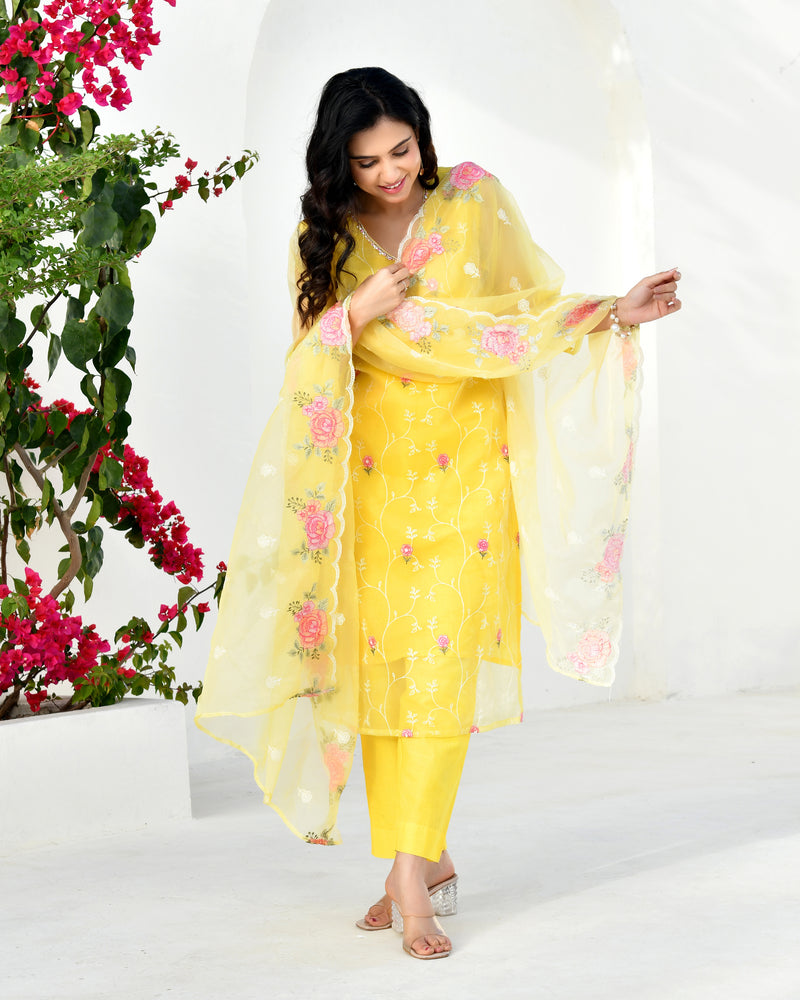 (Vaasva) Women solid embroidered yellow suit set (Set of 5pc)